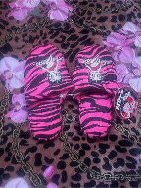 2008 Betty Boop Pink and Black Zebra Print Slippers